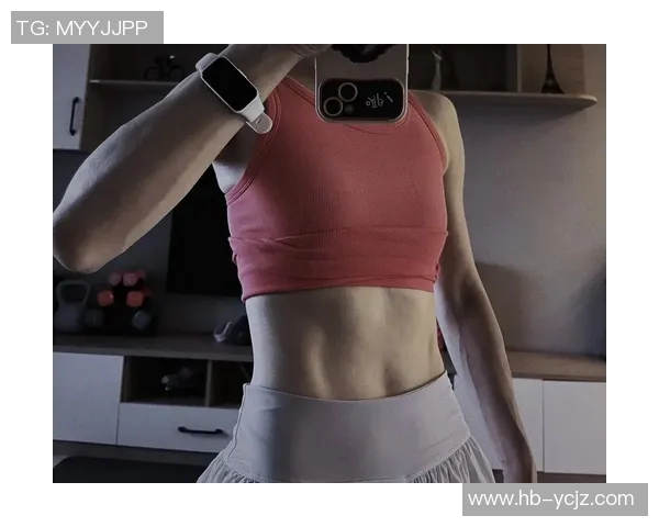 哑铃锻炼助力女性塑造完美腹肌的有效方法与技巧分享